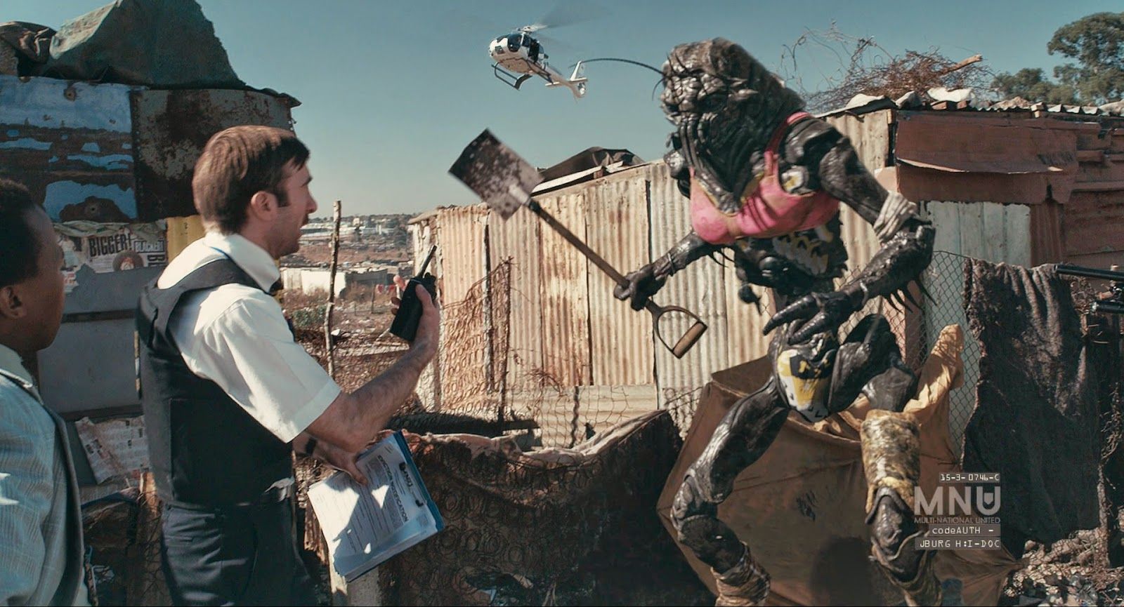 Human and alien arguing in District 9